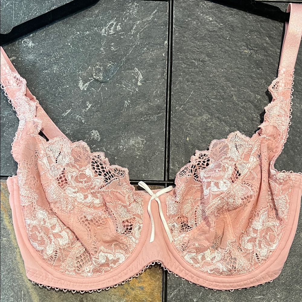 Delicate Lace Underwire Bra in Soft Pink NWOT